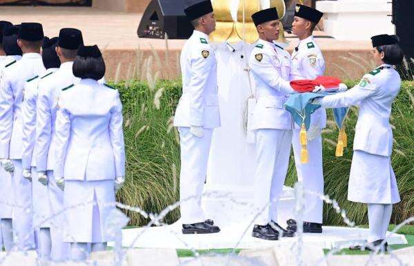 Paskibraka Asal Papua Neeltje Deliana Jadi Pembawa Baki Upacara Penurunan Bendera di Istana Paskibraka Asal Papua Neeltje Deliana Jadi Pembawa Baki Upacara Penurunan Bendera di Istana