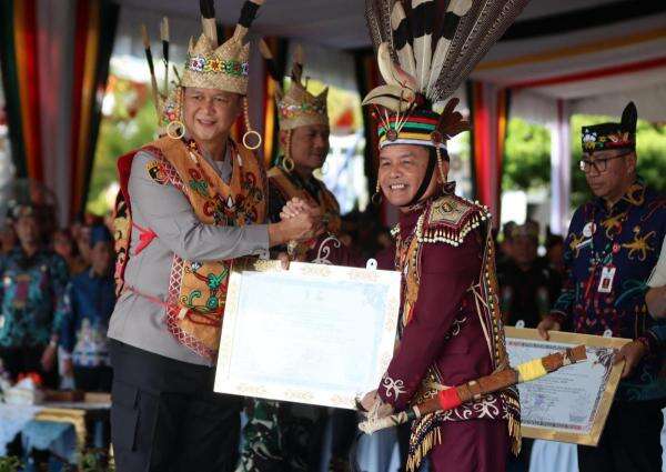 Kapolda Kalteng Terima Gelar Kehormatan Adat Dayak dari DAD Kalimantan Tengah Kapolda Kalteng Terima Gelar Kehormatan Adat Dayak dari DAD Kalimantan Tengah