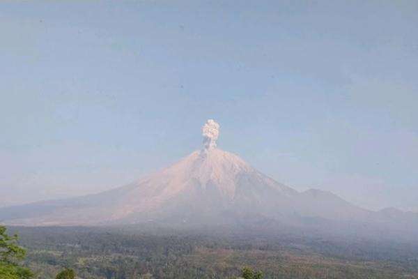 Gunung Semeru Erupsi Pagi Ini, Kolom Abu Capai 1,3 Km Gunung Semeru Erupsi Pagi Ini, Kolom Abu Capai 1,3 Km