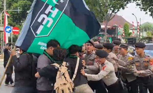 Demo HMI Desak KPK Usut Kasus Korupsi di Depan Kantor Bupati Bogor Ricuh Demo HMI Desak KPK Usut Kasus Korupsi di Depan Kantor Bupati Bogor Ricuh