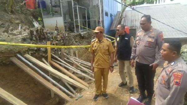 Tebing Galian Fondasi Longsor di Pemalang, 2 Pekerja Bangunan Tewas Tertimbun Tebing Galian Fondasi Longsor di Pemalang, 2 Pekerja Bangunan Tewas Tertimbun