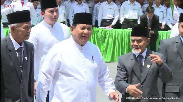 Kenakan Baju Koko Putih, Prabowo Tiba di Pondok Modern Darussalam Gontor Kenakan Baju Koko Putih, Prabowo Tiba di Pondok Modern Darussalam Gontor