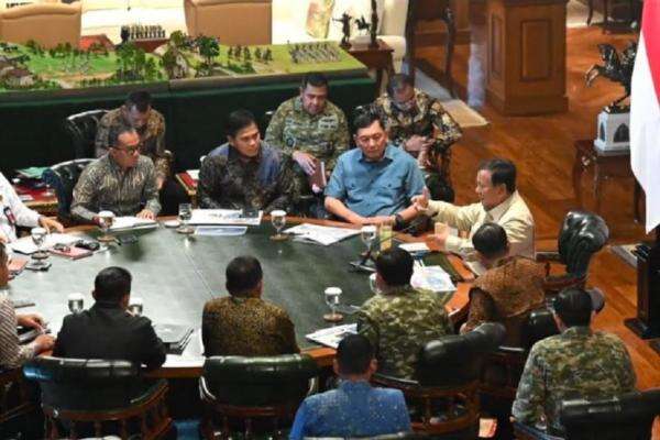 Prabowo Pimpin Rapat di Hambalang, Bahas Karhutla hingga Syarat Warga Dayak Masuk TNI Prabowo Pimpin Rapat di Hambalang, Bahas Karhutla hingga Syarat Warga Dayak Masuk TNI