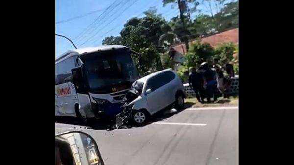 4 Kendaraan Kecelakaan Beruntun di Boyolali, Pengemudi Avanza Tewas 4 Kendaraan Kecelakaan Beruntun di Boyolali, Pengemudi Avanza Tewas