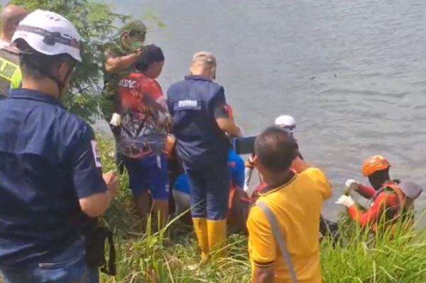 Mayat Pria Penuh Luka Mengapung di Sungai Sidoarjo, Ditemukan Bersama Motor Mayat Pria Penuh Luka Mengapung di Sungai Sidoarjo, Ditemukan Bersama Motor