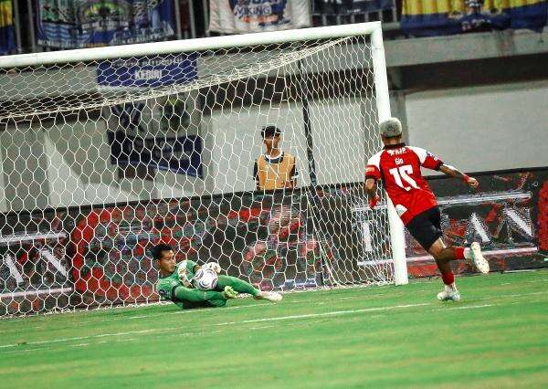 Tampil Impresif, Kiper Madura United Tetap Merendah Usai Bikin Persib Frustrasi Tampil Impresif, Kiper Madura United Tetap Merendah Usai Bikin Persib Frustrasi