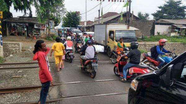 KRL Tertemper Motor di Rawa Buaya-Batu Ceper, Perjalanan Duri-Tangerang Terganggu KRL Tertemper Motor di Rawa Buaya-Batu Ceper, Perjalanan Duri-Tangerang Terganggu