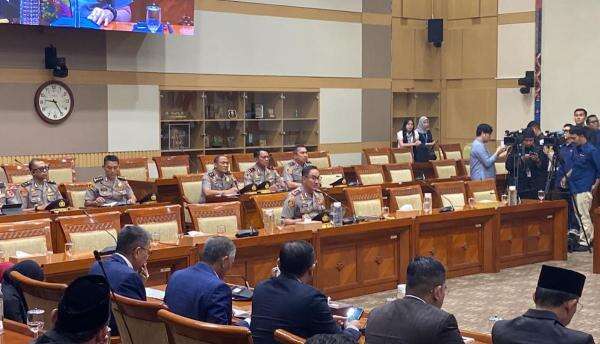 Depan Komisi III DPR, Suyudi: Polisi Tak Akan Ambil Alih Fungsi Kementerian! Depan Komisi III DPR, Suyudi: Polisi Tak Akan Ambil Alih Fungsi Kementerian!