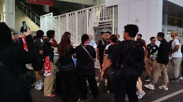 Puluhan Suporter Singapura Ramaikan SUGBK, Berbaur dengan Pendukung Timnas Indonesia Puluhan Suporter Singapura Ramaikan SUGBK, Berbaur dengan Pendukung Timnas Indonesia