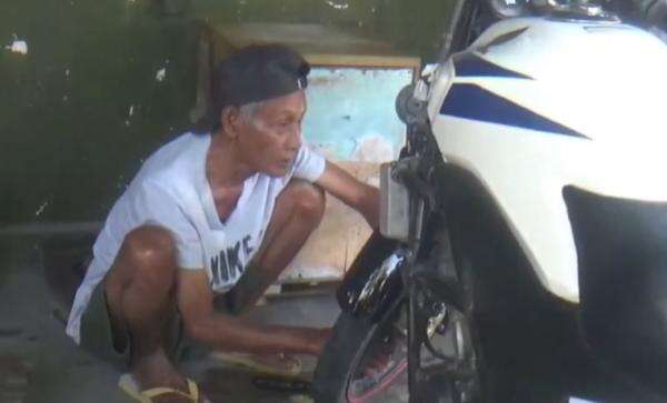 Kakek Tukang Tambal Ban Dicoret Bansos karena Terdata Punya Mobil, Istri Terkena Stroke Butuh Biaya Kakek Tukang Tambal Ban Dicoret Bansos karena Terdata Punya Mobil, Istri Terkena Stroke Butuh Biaya