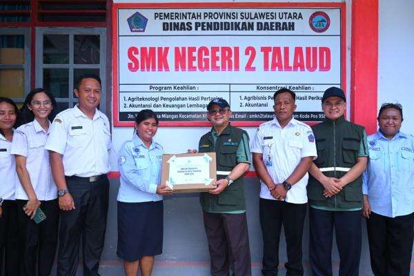 Kemendikdasmen Salurkan Bantuan Perangkat Digital untuk Perkuat Pendidikan di Pulau Miangas Kemendikdasmen Salurkan Bantuan Perangkat Digital untuk Perkuat Pendidikan di Pulau Miangas