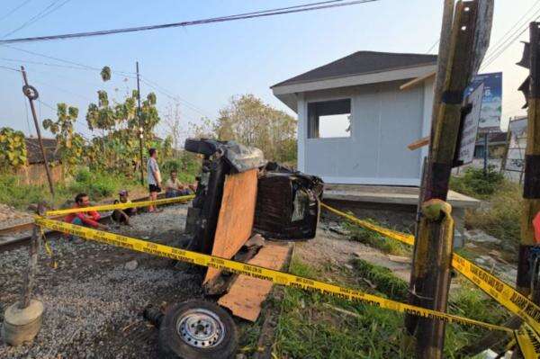 Kecelakaan di Pelintasan Sebidang, Mobil Pikap Tertabrak Kereta Api Majapahit di Sragen Kecelakaan di Pelintasan Sebidang, Mobil Pikap Tertabrak Kereta Api Majapahit di Sragen