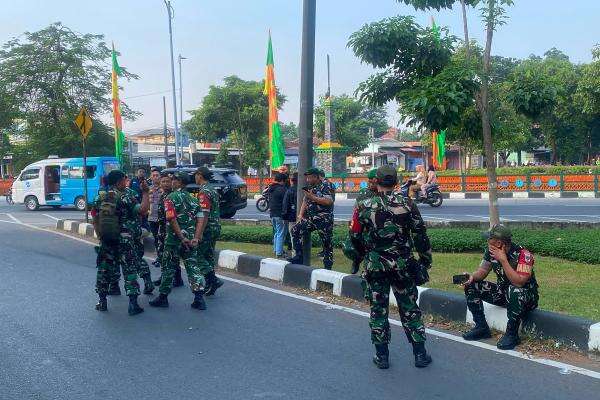 Suasana Jelang Sidang Perdana Dokter Tifa, TNI-Polri dan Rantis Brimob Bersiaga di PN Jaktim Suasana Jelang Sidang Perdana Dokter Tifa, TNI-Polri dan Rantis Brimob Bersiaga di PN Jaktim