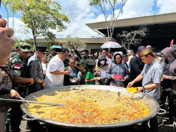 Momen Pasukan Elite Kostrad Bersama Ribuan Warga Masak Besar Kuali Merah Putih di PLBN Aruk Momen Pasukan Elite Kostrad Bersama Ribuan Warga Masak Besar Kuali Merah Putih di PLBN Aruk