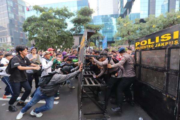 Kronologi Penangkapan 2 Orang yang Bawa Molotov saat Demo Mahasiswa Kronologi Penangkapan 2 Orang yang Bawa Molotov saat Demo Mahasiswa