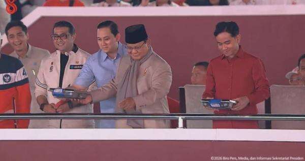 Prabowo-Gibran Dapat MBG saat Karnaval Nusantara di Monas Prabowo-Gibran Dapat MBG saat Karnaval Nusantara di Monas