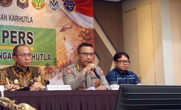 Polisi Tetapkan 4 Tersangka Korporasi Terkait Karhutla Polisi Tetapkan 4 Tersangka Korporasi Terkait Karhutla
