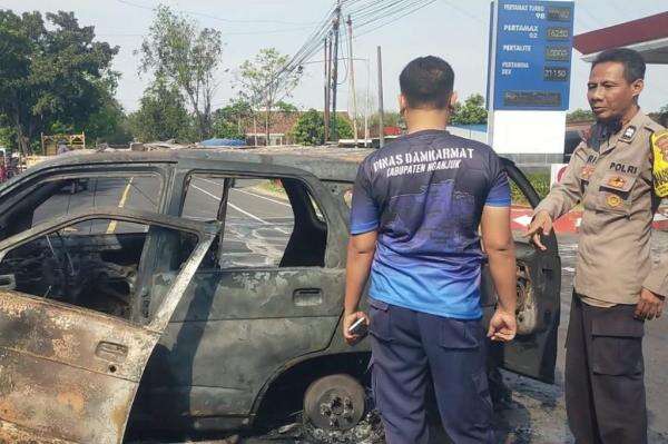 Mobil Terbakar usai Keluar SPBU di Nganjuk, 2 Orang Terluka Mobil Terbakar usai Keluar SPBU di Nganjuk, 2 Orang Terluka