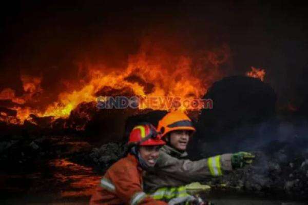Kebakaran Rumah di Kayu Putih Jaktim, 2 Orang Tewas Kebakaran Rumah di Kayu Putih Jaktim, 2 Orang Tewas