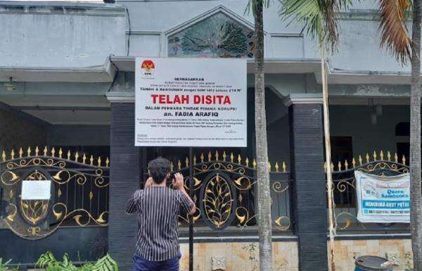 KPK Sita Rumah Bupati Pekalongan Nonaktif Fadia Arafiq dan 3 Minimarket KPK Sita Rumah Bupati Pekalongan Nonaktif Fadia Arafiq dan 3 Minimarket