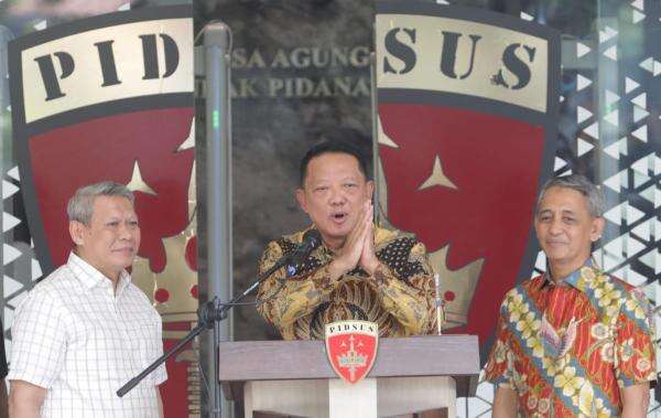 Kejagung Tegaskan Febrie Adriansyah Tidak ke Luar Negeri Kejagung Tegaskan Febrie Adriansyah Tidak ke Luar Negeri