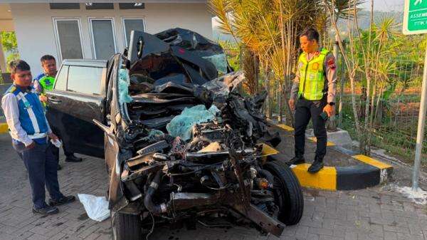 Kecelakaan di Tol Bawen–Salatiga, Innova Ringsek Hantam Belakang Truk Kecelakaan di Tol Bawen–Salatiga, Innova Ringsek Hantam Belakang Truk