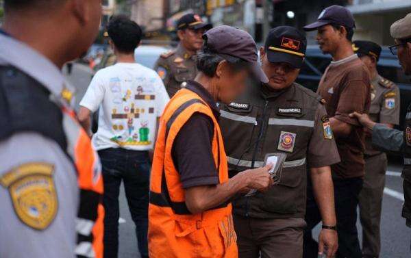 Membandel, 4 Juru Parkir Liar di Blok M Jaksel Terjaring OTT Membandel, 4 Juru Parkir Liar di Blok M Jaksel Terjaring OTT