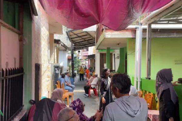 Suasana Rumah Duka Diding Boneng, Pelayat Terus Berdatangan Suasana Rumah Duka Diding Boneng, Pelayat Terus Berdatangan