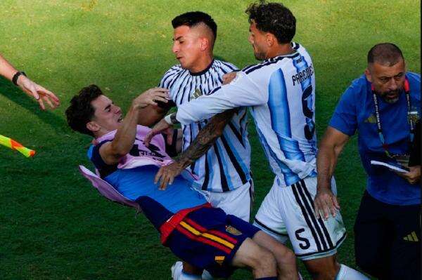 Terlibat Keributan dengan Paredes, Gavi Justru Minta FIFA Tak Hukum Pemain Argentina Terlibat Keributan dengan Paredes, Gavi Justru Minta FIFA Tak Hukum Pemain Argentina