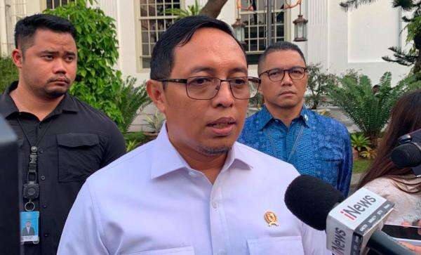 Heboh Mal Pasang Pagar Tinggi, Penasihat Prabowo: Doakan Bangsa Kita Aman Heboh Mal Pasang Pagar Tinggi, Penasihat Prabowo: Doakan Bangsa Kita Aman