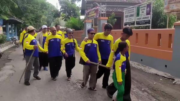 Simbol Kebersamaan Anggota Pertuni Kendal Jalan Sehat Bersama Simbol Kebersamaan Anggota Pertuni Kendal Jalan Sehat Bersama