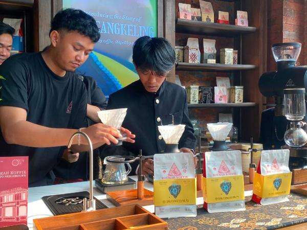 Buah Kopi Kuning di Garut Diolah Lewat Fermentasi, Rasanya Fruity dan Juicy! Buah Kopi Kuning di Garut Diolah Lewat Fermentasi, Rasanya Fruity dan Juicy!