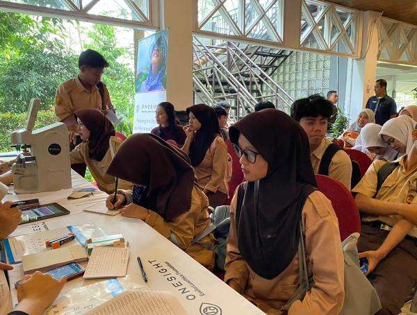 Jenny Bersyukur Dapat Bantuan Gratis dari MNC Peduli dan OneSight EssilorLuxottica Foundation Jenny Bersyukur Dapat Bantuan Gratis dari MNC Peduli dan OneSight EssilorLuxottica Foundation