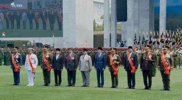 Ketika Prabowo Diapit SBY-Jokowi saat Foto Bersama Usai Upacara HUT Ke-81 TNI Ketika Prabowo Diapit SBY-Jokowi saat Foto Bersama Usai Upacara HUT Ke-81 TNI