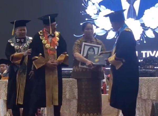 Kisah Haru di Wisuda Unesa, Ibu Gantikan Anaknya yang Meninggal usai Operasi Kisah Haru di Wisuda Unesa, Ibu Gantikan Anaknya yang Meninggal usai Operasi