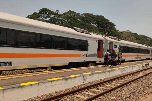 Turun saat Kereta Mulai Jalan, Penumpang Terseret hingga Patah Kaki di Stasiun Caruban Turun saat Kereta Mulai Jalan, Penumpang Terseret hingga Patah Kaki di Stasiun Caruban