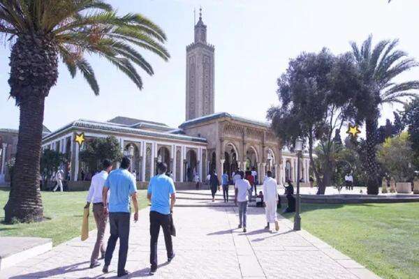 Jangan Sepelekan! Ini Keutamaan Berjalan Kaki ke Masjid Saat Salat Jumat Jangan Sepelekan! Ini Keutamaan Berjalan Kaki ke Masjid Saat Salat Jumat