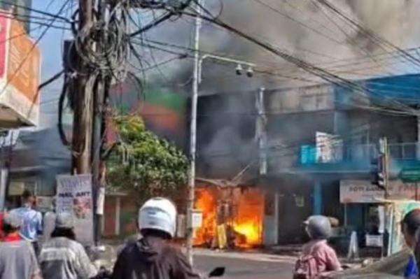 Kebakaran Warung Madura di Malang, 1 Orang Tewas Ditemukan dalam Bak Mandi Kebakaran Warung Madura di Malang, 1 Orang Tewas Ditemukan dalam Bak Mandi