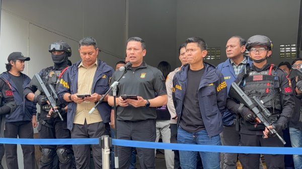 Polda Metro Jaya Bongkar Pembuatan Uang Palsu di Tangsel, Sita Barang Bukti Rp36 Miliar Polda Metro Jaya Bongkar Pembuatan Uang Palsu di Tangsel, Sita Barang Bukti Rp36 Miliar