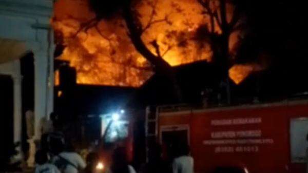 Kebakaran Rumpun Bambu Hebat di Ponorogo Merembet ke Pondok Pesantren, Warga Panik Kebakaran Rumpun Bambu Hebat di Ponorogo Merembet ke Pondok Pesantren, Warga Panik