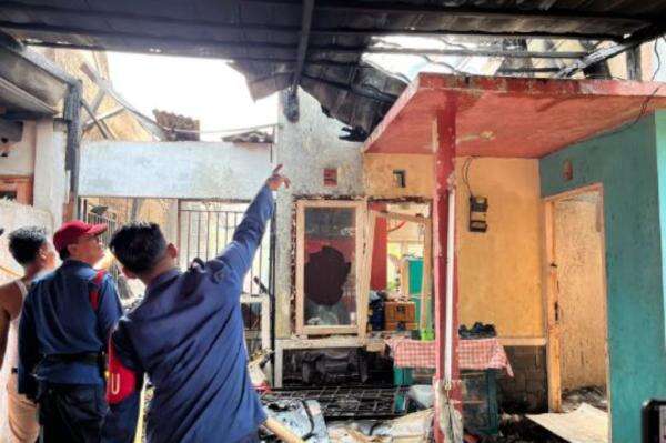 Kebakaran Rumah di Karawang gegara Sarang Tawon, Damkar Dikerahkan Padamkan Api Kebakaran Rumah di Karawang gegara Sarang Tawon, Damkar Dikerahkan Padamkan Api