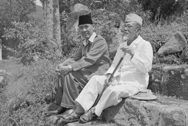 Ditegur Delegasi Belanda karena Merokok saat KMB, Jawaban Agus Salim Ini Membuat Mereka Terdiam Ditegur Delegasi Belanda karena Merokok saat KMB, Jawaban Agus Salim Ini Membuat Mereka Terdiam