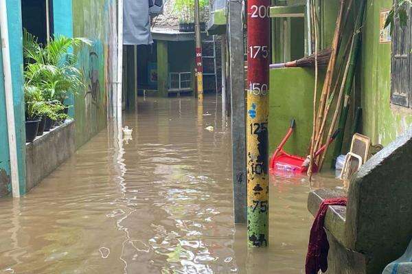 Banjir Kepung Kebon Pala Jaktim, Ketinggian Air Sepaha Orang Dewasa Banjir Kepung Kebon Pala Jaktim, Ketinggian Air Sepaha Orang Dewasa