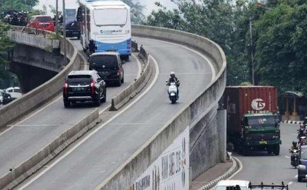Kecelakaan Tunggal di Flyover Pesing, Pemotor Jatuh ke Bawah Jembatan Kecelakaan Tunggal di Flyover Pesing, Pemotor Jatuh ke Bawah Jembatan