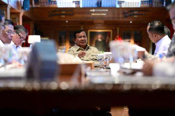 Prabowo Beri Harga Khusus BBM untuk Nelayan Kapal 30-200 GT Rp15.000 per Liter Prabowo Beri Harga Khusus BBM untuk Nelayan Kapal 30-200 GT Rp15.000 per Liter
