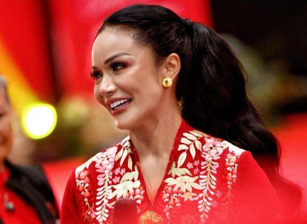Kris Dayanti Kuliah Lagi di Usia Setengah Abad, Ambil Ilmu Pemerintahan Kris Dayanti Kuliah Lagi di Usia Setengah Abad, Ambil Ilmu Pemerintahan