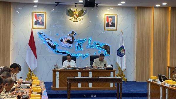 Rapat Bareng Kepala BGN, Mendagri Minta Daerah Permudah Izin Usaha SPPG dan Penerbitan SLHS Rapat Bareng Kepala BGN, Mendagri Minta Daerah Permudah Izin Usaha SPPG dan Penerbitan SLHS