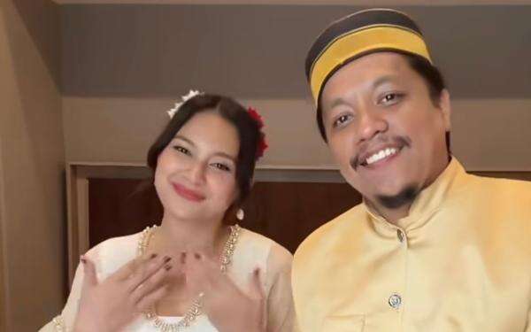Indah Permatasari Hamil Anak Kedua, Reaksi Arie Kriting Bikin Haru Indah Permatasari Hamil Anak Kedua, Reaksi Arie Kriting Bikin Haru