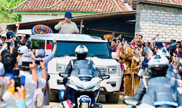 Prabowo Disambut Antusias Warga saat Tiba di Sampang Madura Prabowo Disambut Antusias Warga saat Tiba di Sampang Madura