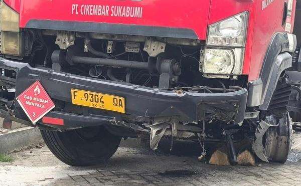 Kronologi Truk Tangki LPG Tabrak Beton Pembatas Jalan di Tol Jagorawi Kronologi Truk Tangki LPG Tabrak Beton Pembatas Jalan di Tol Jagorawi